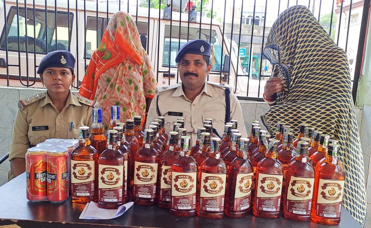 पश्चिम बंगाल से शराब लेकर बेगूसराय जा रही दो महिला मुंगेर में गिरफ्तार