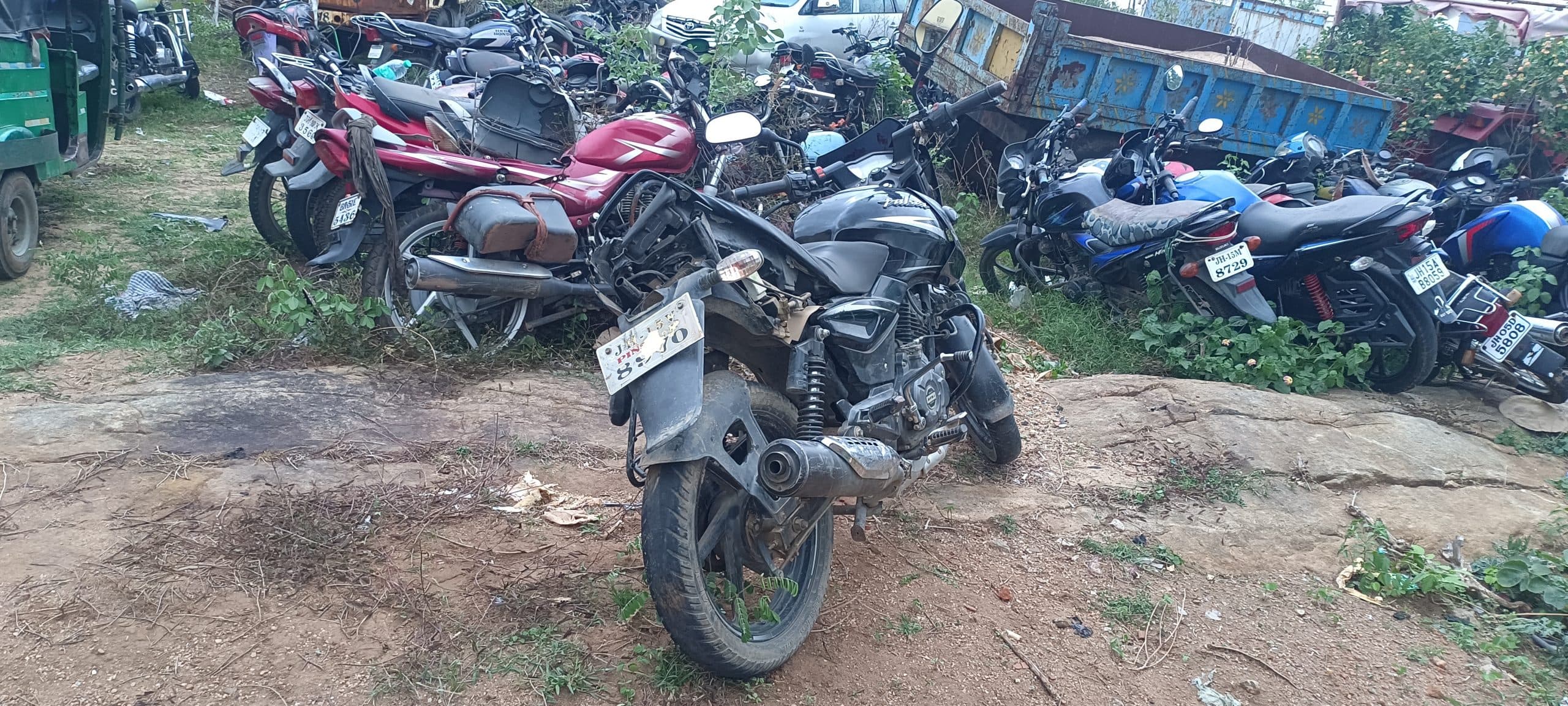 रफ्तार का कहर: ट्रैक्टर के धक्के से बाइक सवार युवक की मौत, दो अन्य घायल