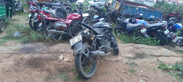 रफ्तार का कहर: ट्रैक्टर के धक्के से बाइक सवार युवक की मौत, दो अन्य घायल