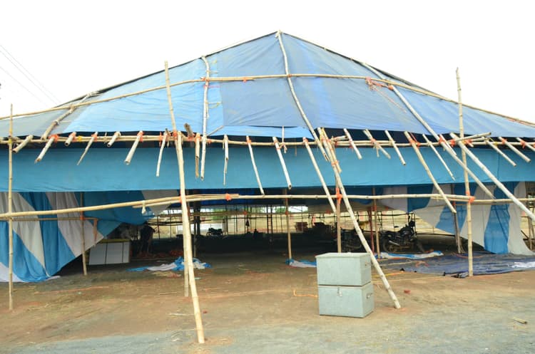 चुनाव कार्यों के लिए कुमैठा स्टेडियम में पहुंचाये जायेंगे स्कूलों से बेंच-डेस्क