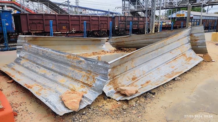 जमालपुर स्टेशन पर मंथर गति से ऑटो स्टैंड में एस्केलेटर का निर्माण कार्य