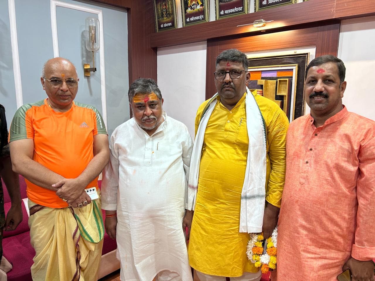 जेएमएम के महा सचिव पहुंचे बाबा मंदिर