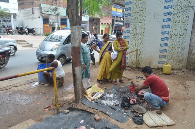 निगम ने बना दिया मछली मार्केट, फिर भी बाजाराें में हो रही बिक्री