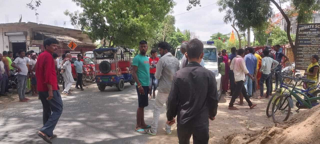 ई-रिक्शा को टक्कर मारकर दुकान में जा घुसा ट्रैक्टर, चार वर्षीय मासूम घायल