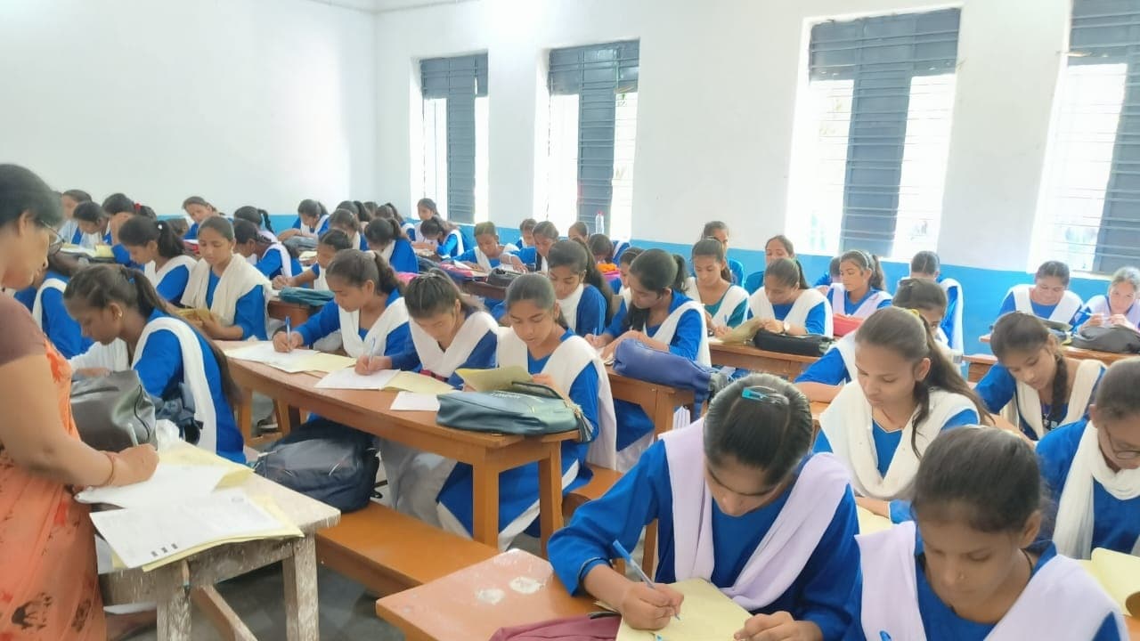 वर्ग नौ व दस के छात्रों की मासिक परीक्षा शुरू