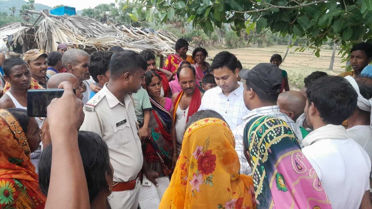 सरकारी दुकान के बजाय सड़क पर मिला पीडीएस का राशन