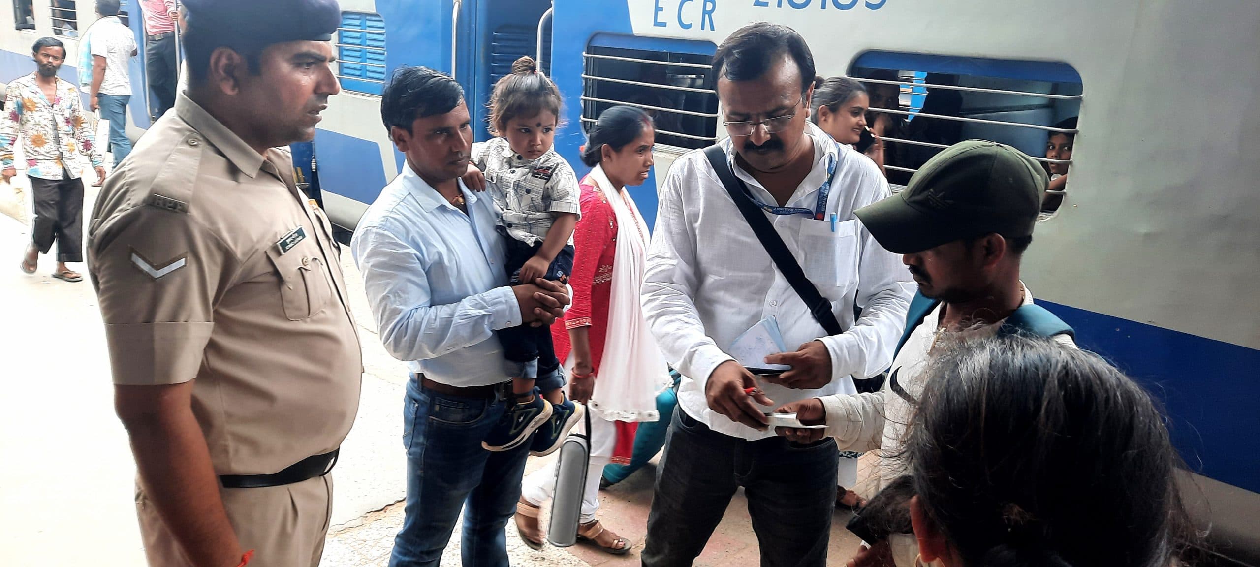 रेलवे स्टेशन पर बिना टिकट यात्रा करते 47 यात्री धराये