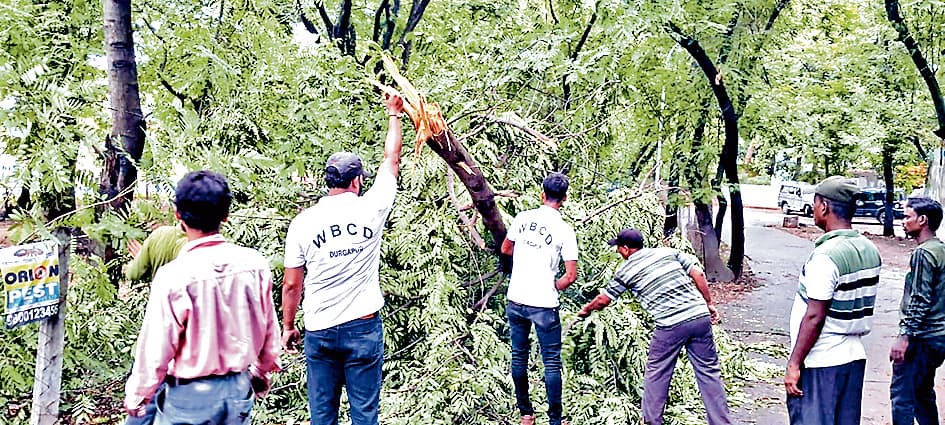 रेमाल के चलते जनजीवन अस्त-व्यस्त