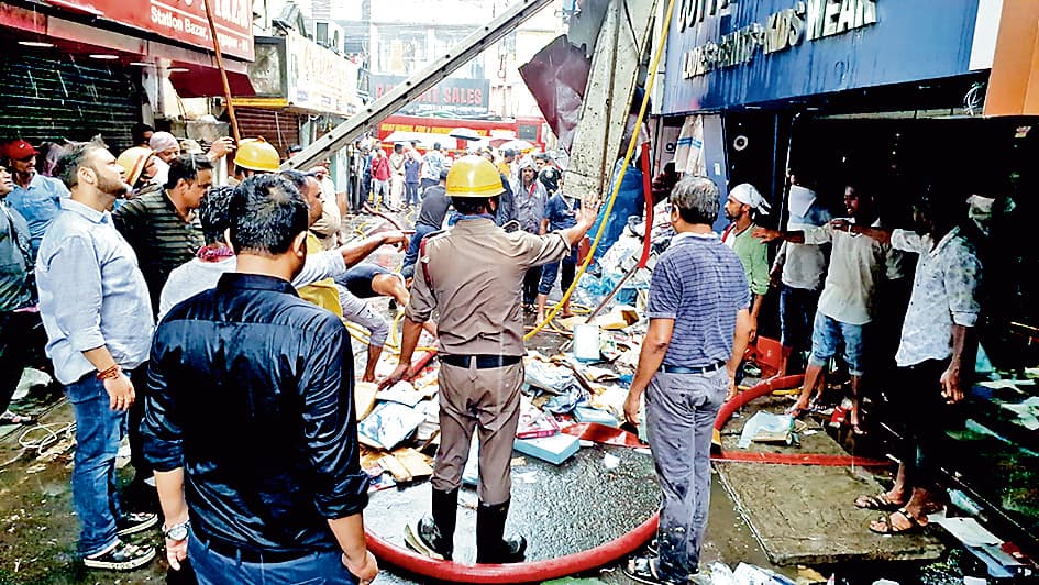 स्टेशन बाजार के गारमेंट शोरूम में लगी आग, लाखों का कपड़ा खाक