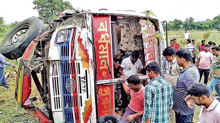 कार व बस की टक्कर में बस पलटी, कार चालक की मौत