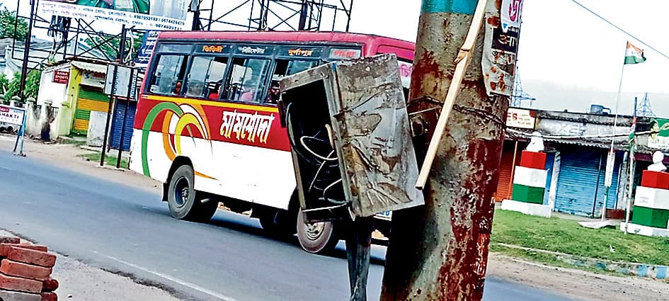 गैरेज मोड़ पर कई लैंपपोस्ट के बॉक्स खुले, दे रहे हादसे को दावत