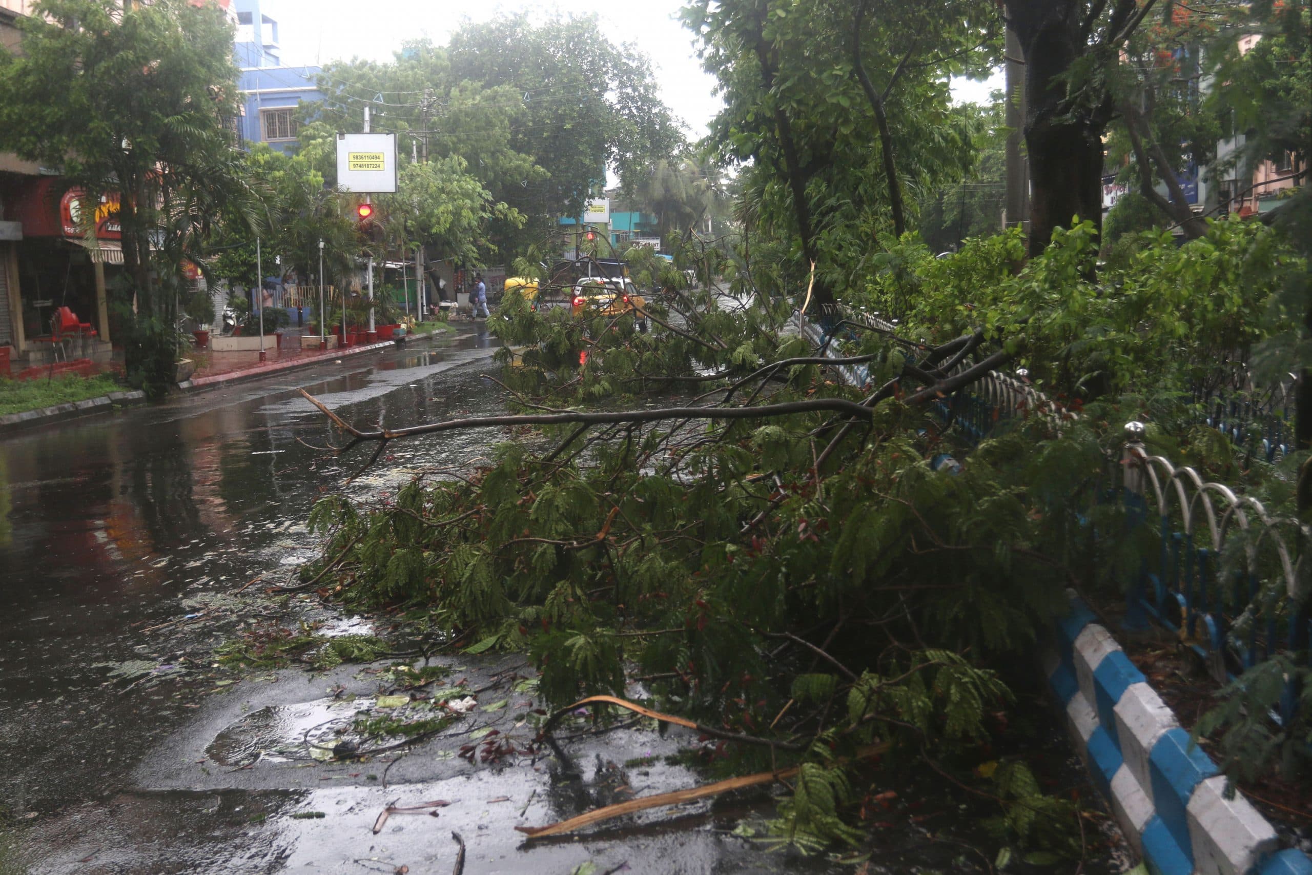 ‘रेमाल’ ने तटीय इलाकों में मचायी तबाही, छह की मौत