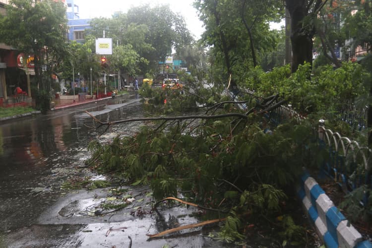 ‘रेमाल’ ने तटीय इलाकों में मचायी तबाही, छह की मौत