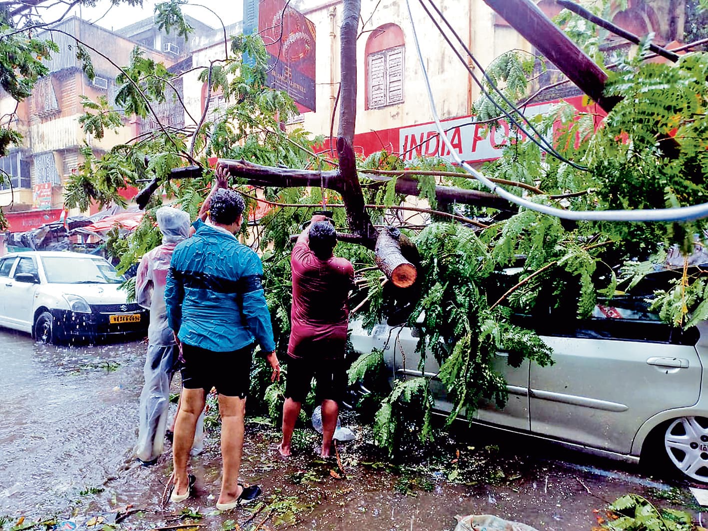 कोलकाता समेत कई जिलों में दिखा रेमाल का असर