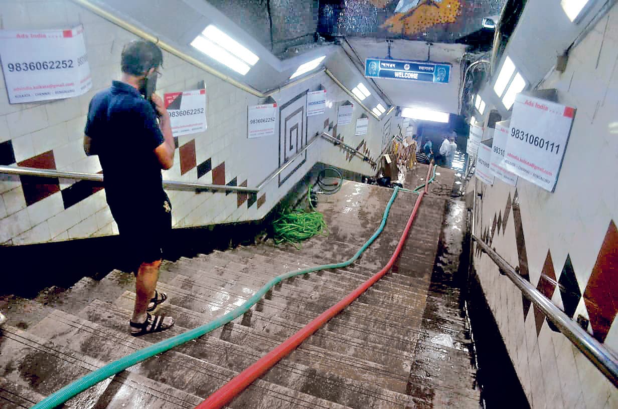 ट्रैक पर पानी जमने से बाधित रही मेट्रो सेवा