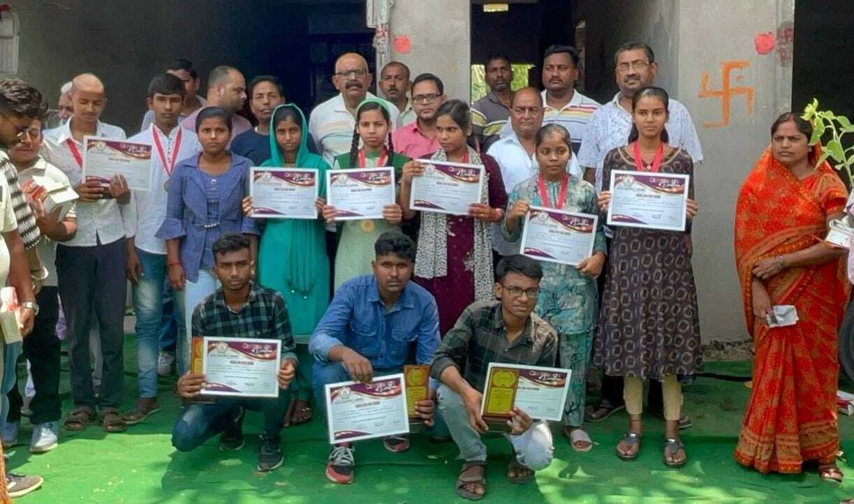 दसवीं के प्रतिभावान विद्यार्थियों को सम्मान