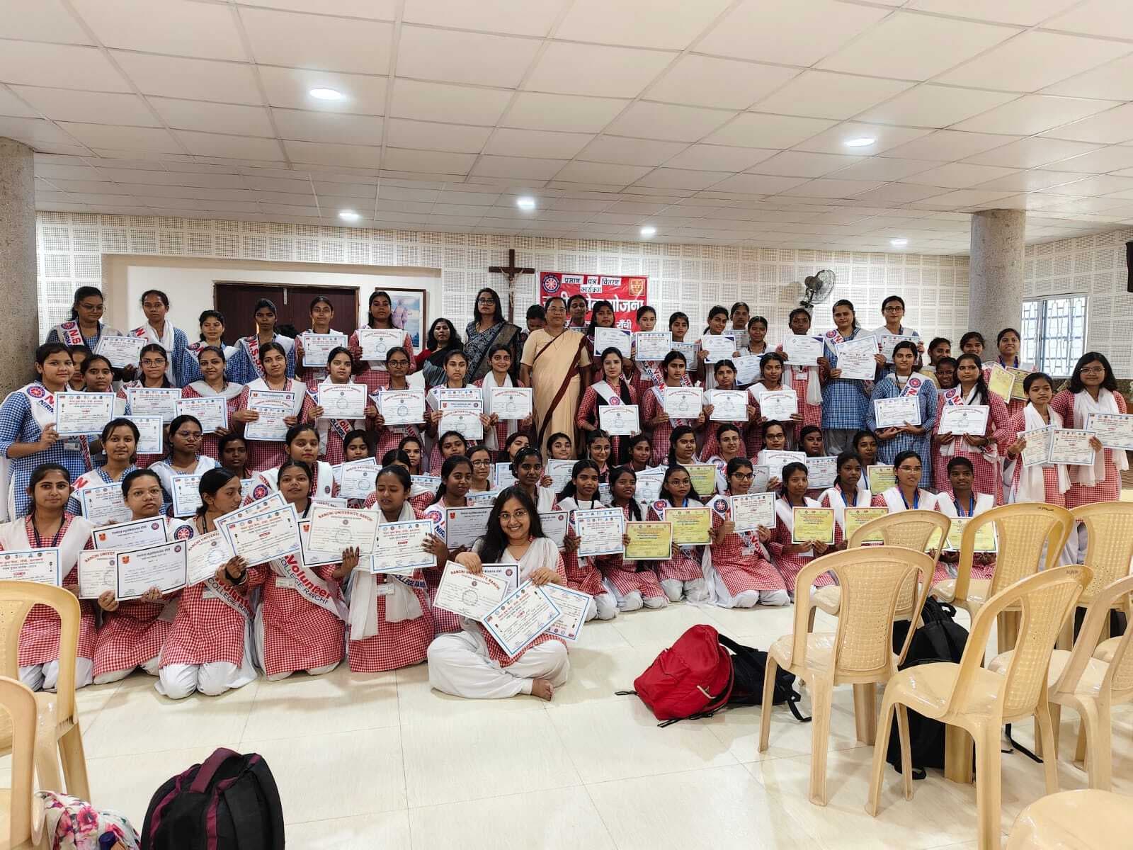 निर्मला कॉलेज : एनएसएस वोलेंटियर्स को सराहनीय कार्य के लिए दिये गये सर्टिफिकेट