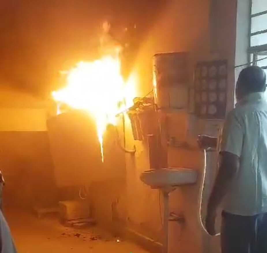 सामुदायिक स्वास्थ्य केंद्र में शॉर्ट सर्किट से लगी आग, प्रसूता को लेकर भागे स्वास्थ्यकर्मी