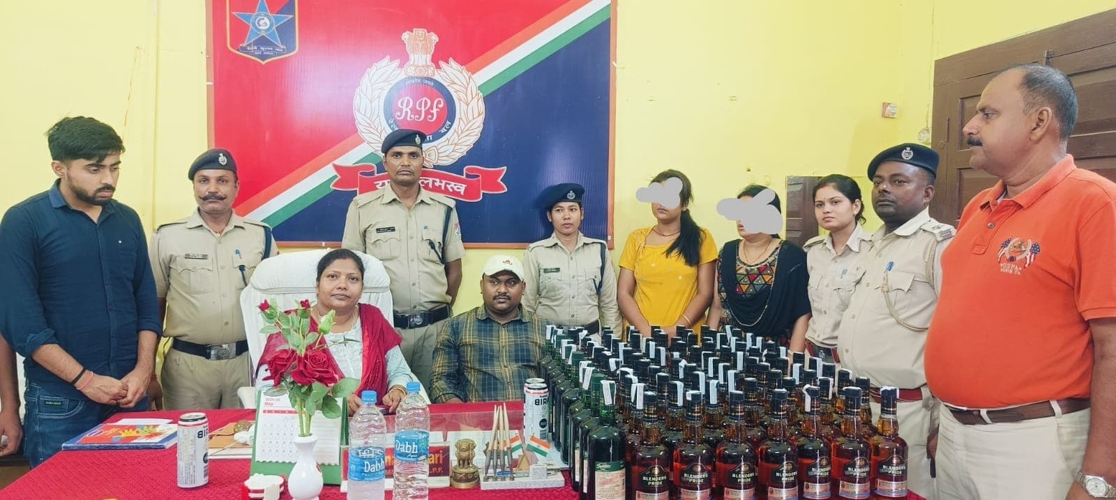 बांद्रा हमसफर से 97 बोतल विदेशी शराब के साथ दो महिला सहित तीन तस्कर गिरफ्तार