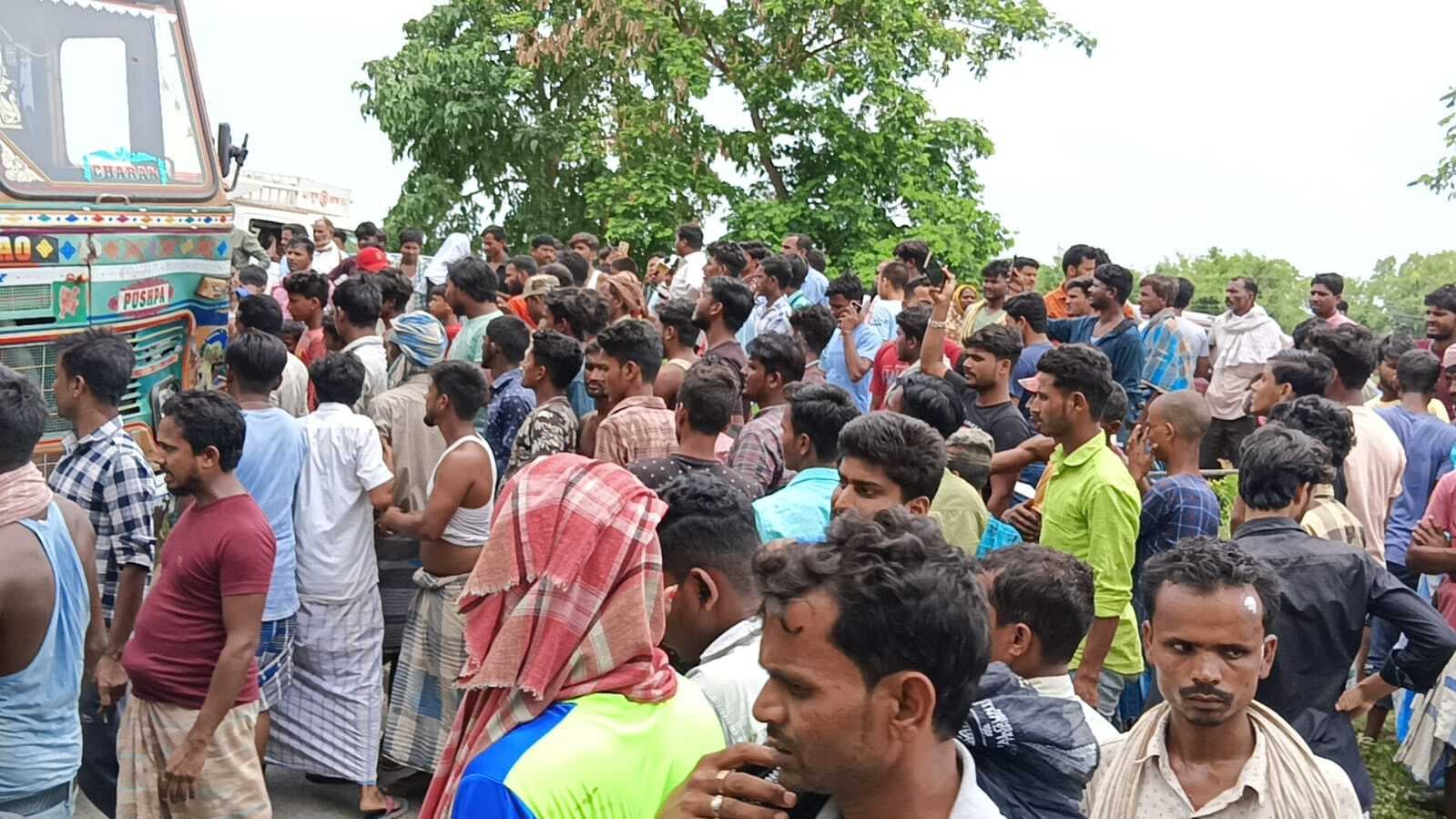 एनएच 31 पर बांधपुल पर ट्रक से कुचल बाइक सवार युवक की मौत