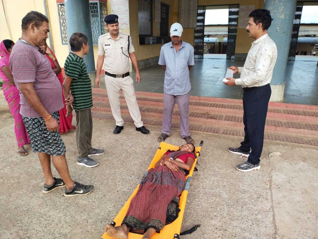 बेटे को खोजने निकली महिला ट्रेन से गिर कर हुई घायल