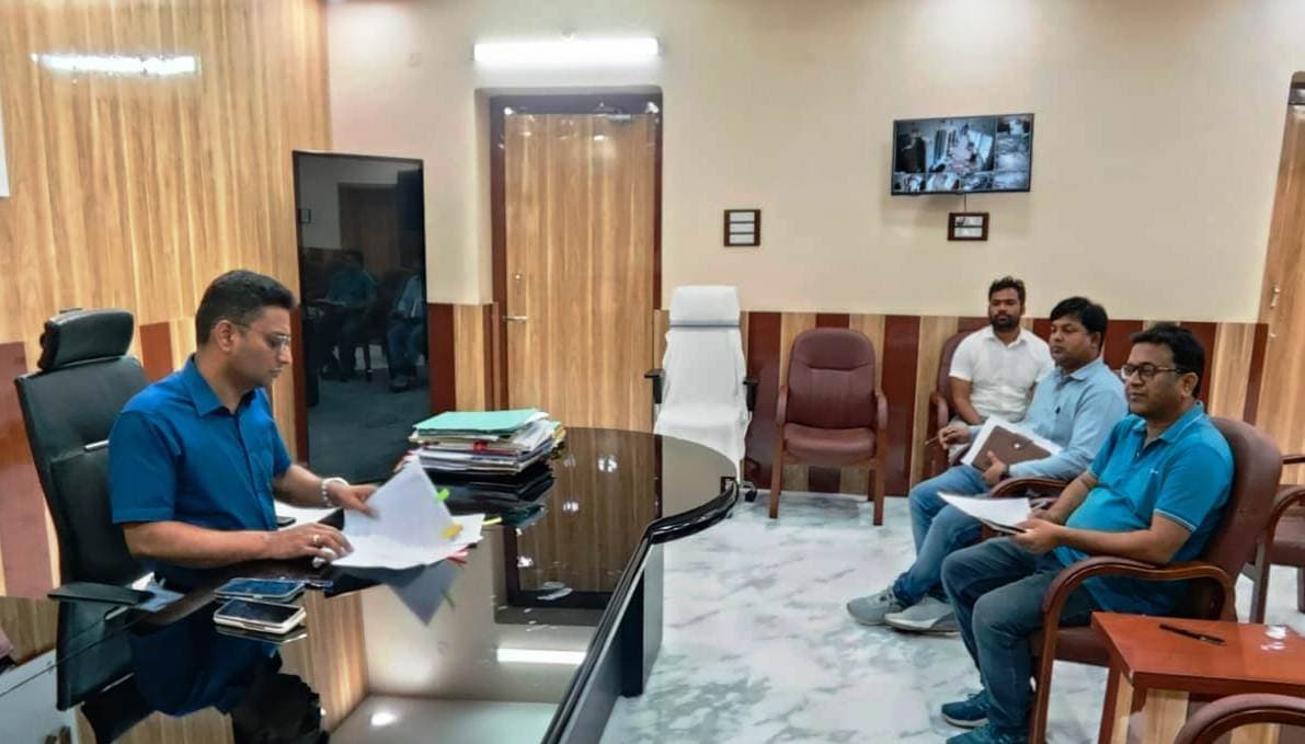 बाढ़ पूर्व बचाव संबंधित तैयारियों का डीएम ने की समीक्षा