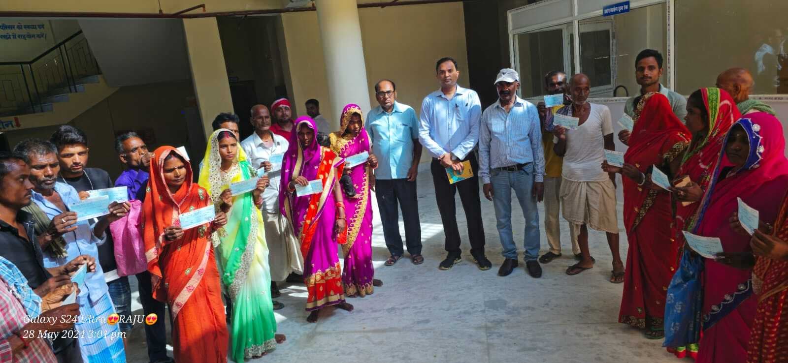 25 अग्नि पीड़ितों को मिला 2.75 लाख का चेक