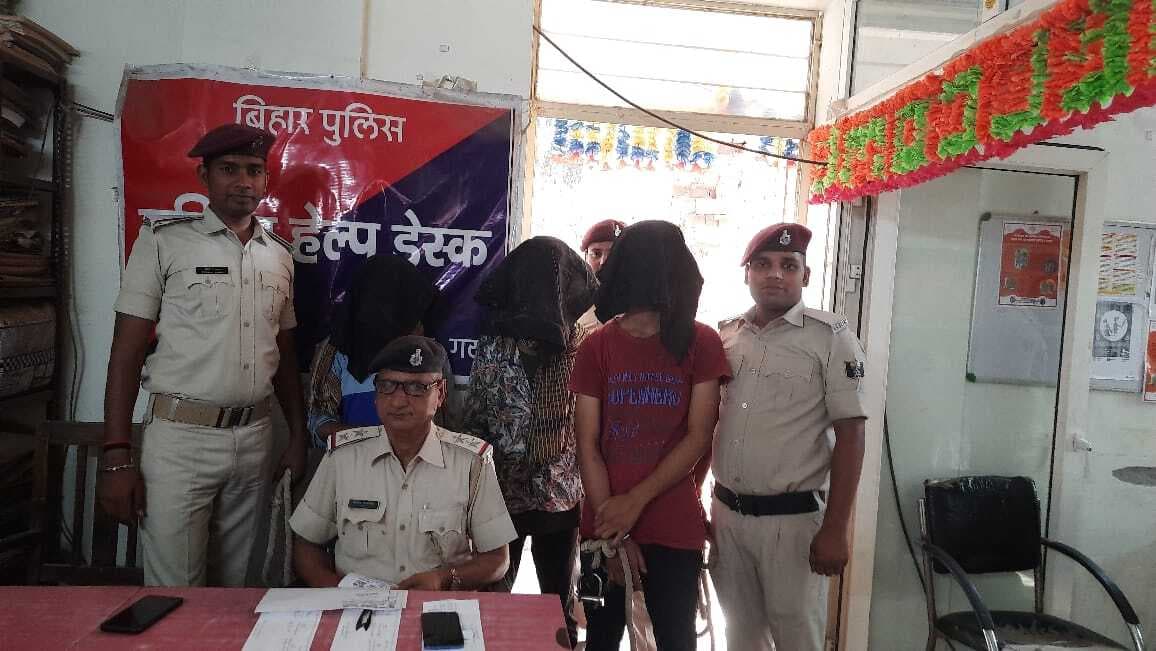 चलती ट्रेन में डंडा मारकर यात्रियों का मोबाइल छीननेवाले तीन धराये