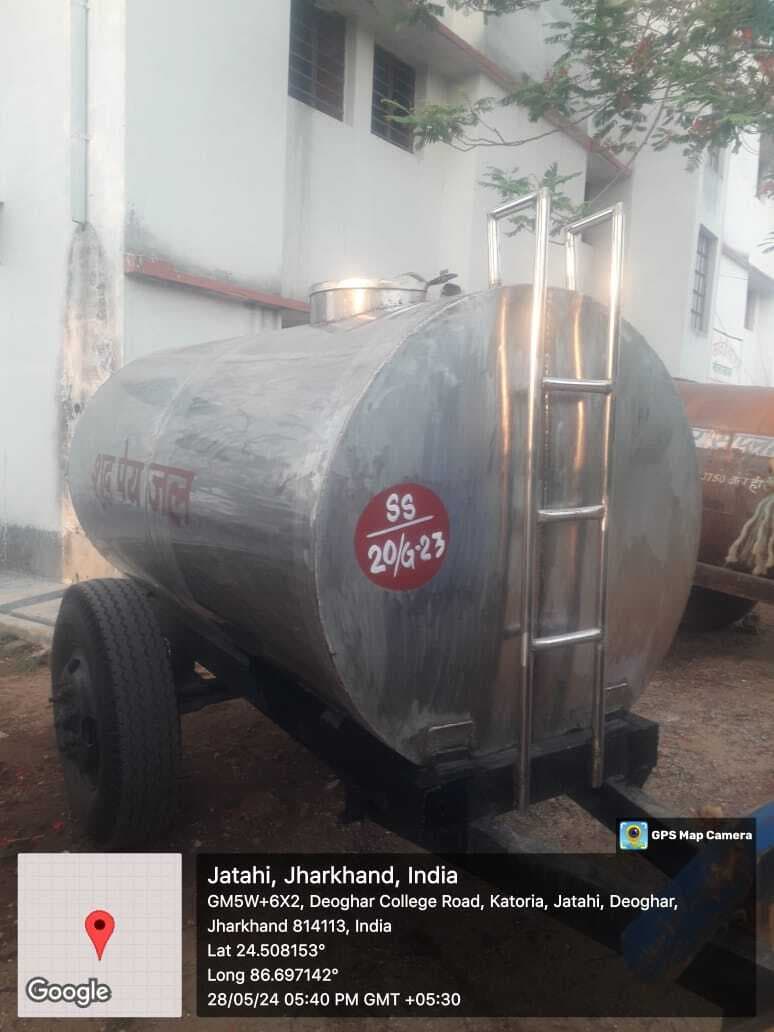 पुलिस आवासन स्थलों पर टैंकर से भेजा गया पेयजल