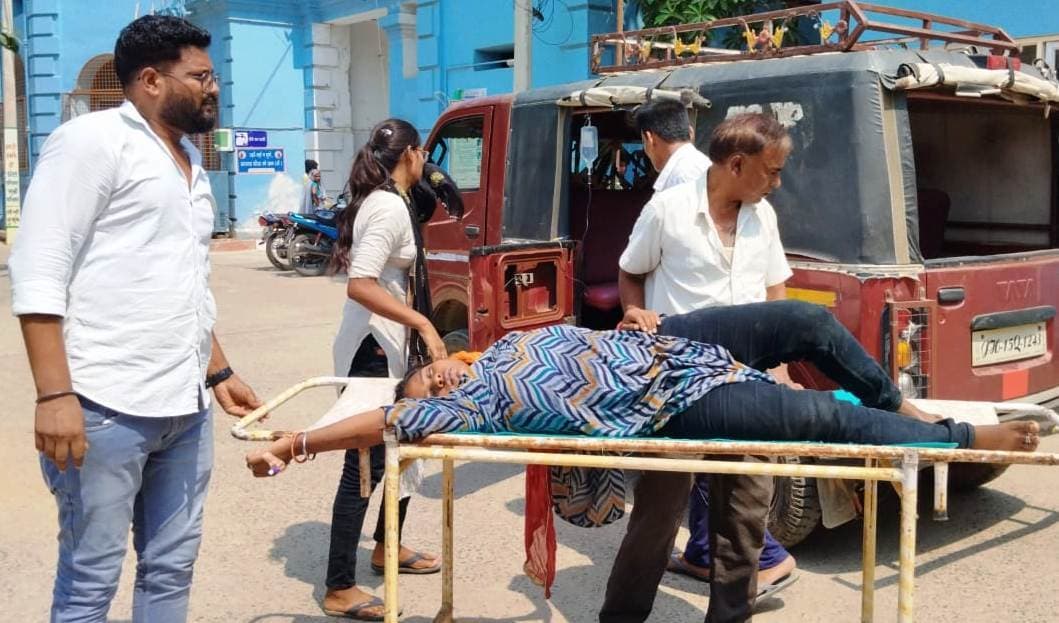 सरकारी एंबुलेंस का करते रहे इंतजार, प्राइवेट वाहन से मरीज पहुंची अस्पताल