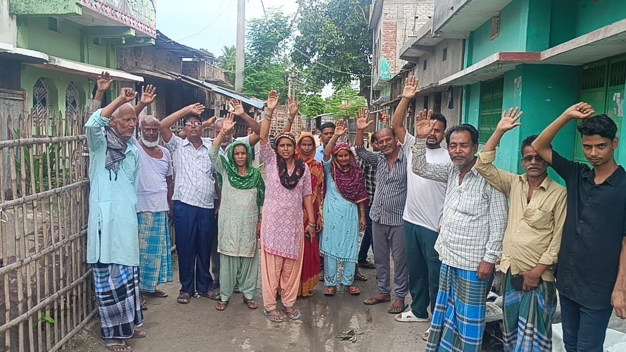 नाले से निकल रहे पानी से परेशान लोगों ने किया प्रदर्शन