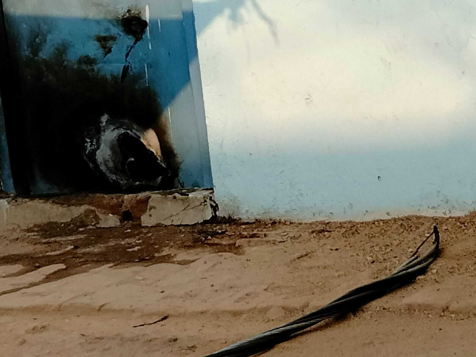 करंट प्रवाहित बिजली तार गिरा, लगी आग