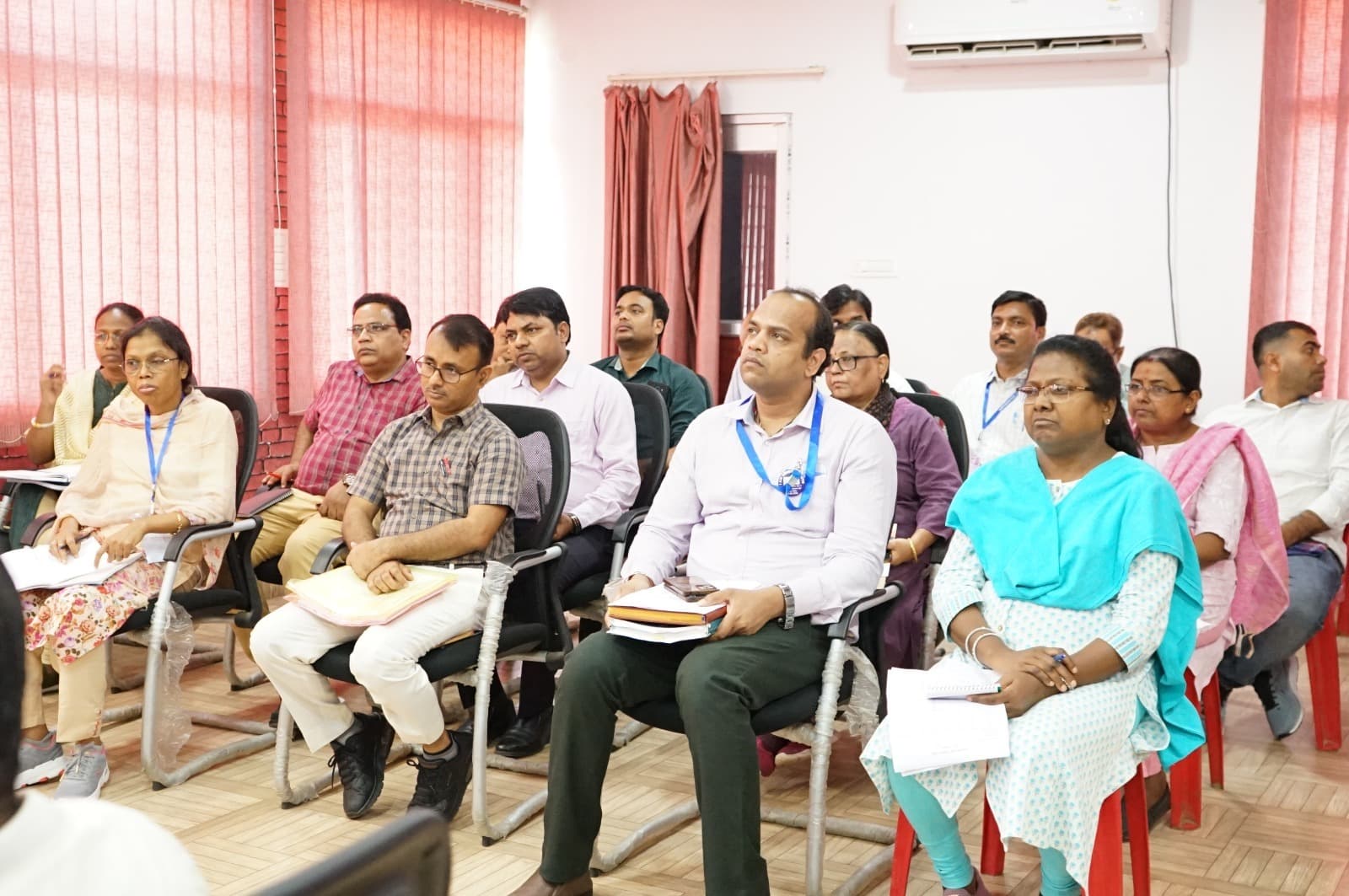 वोटरों को दो किमी से ज्यादा वाले बूथों तक आने-जाने की करें वाहनों की व्यवस्था : डीसी