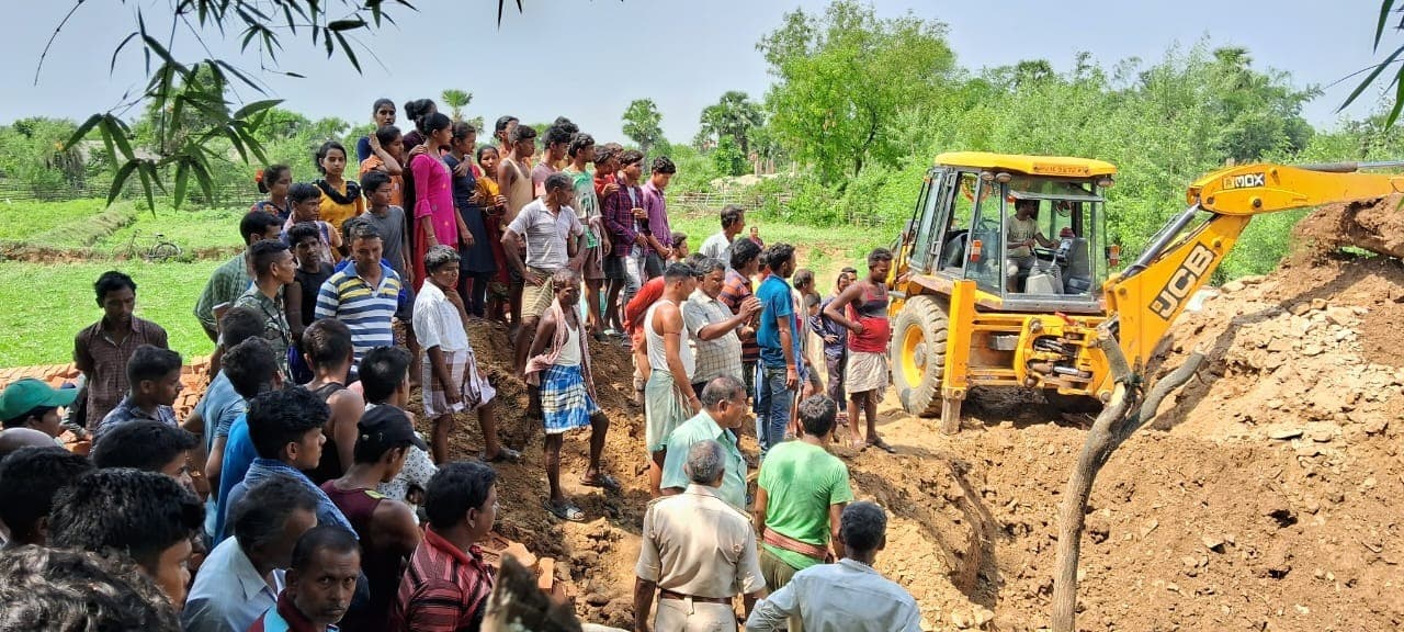 निजमानधारा गांव में कुएं की मिट्टी धंसने से एक मजदूर की हुई मौत, दूसरा जख्मी