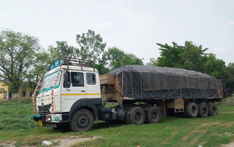गलगलिया चेक पोस्ट से अवैध कोयला लदे चार ट्रक जब्त, चालक खलासी फरार