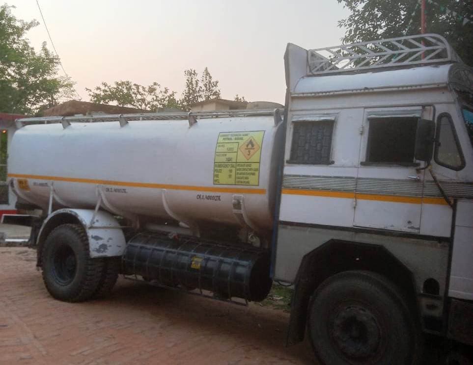 खड़गपुर पुलिस ने 12000 लीटर स्प्रीट से भरा कंटेनर पकड़ा, हिरासत में चालक