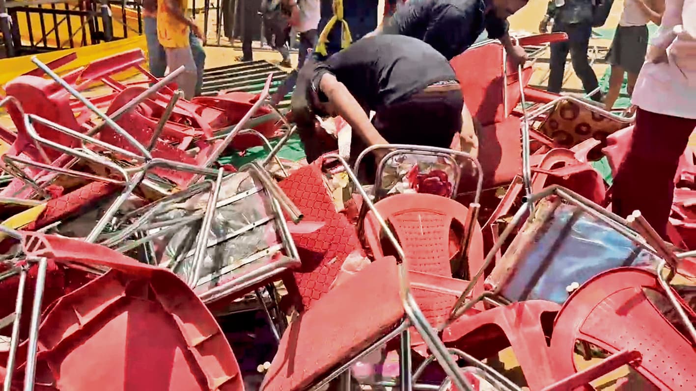 पवन की सभा में खेसारी को देखने के लिए भीड़ बेकाबू