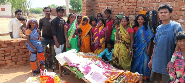 कारू का शव गांव पहुंचते ही परिजनों में मचा कोहराम