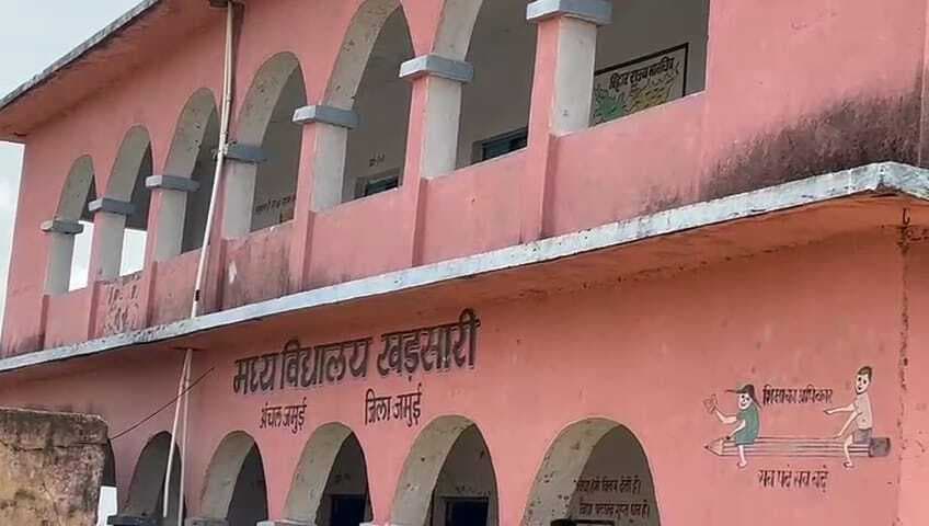 विद्यालय में आया नया बेंच-डेस्क, पैर रखने का पाइप गायब
