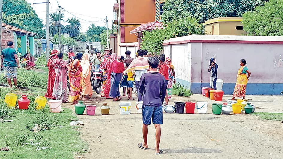 जलापूर्ति की मांग पर पथावरोध कर ग्रामीणों ने किया प्रदर्शन