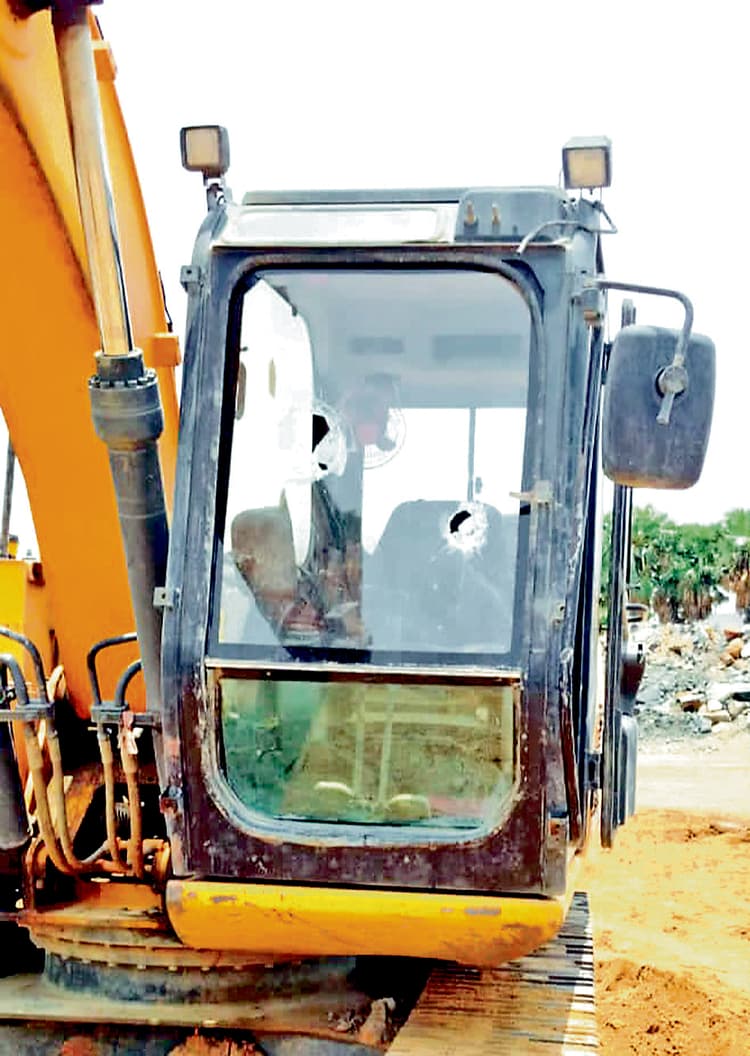 पत्थर खदान में भिड़े एक ही ग्राम के दो मोहल्ले के लोग, वाहनों में तोड़फोड़