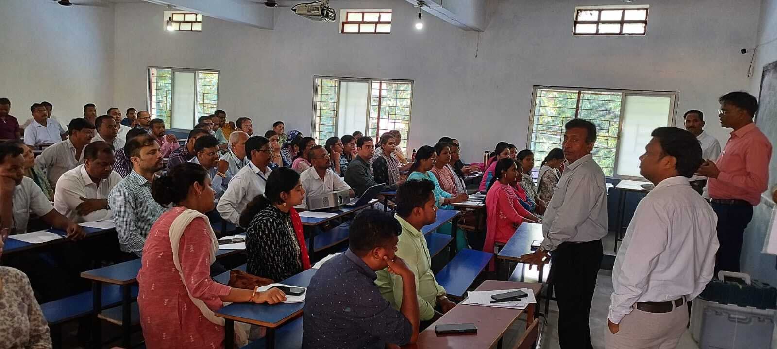 मतगणना कर्मियों को दिया गया प्रशिक्षण