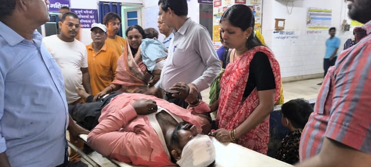 सड़क हादसे में आजसू नेता समेत दो घायल, रेफर