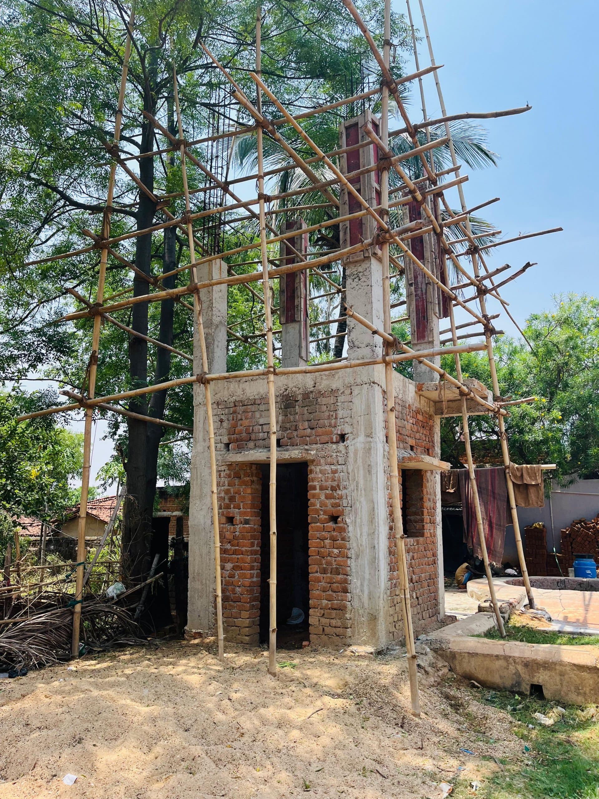 जलमीनार का काम अधूरा छोड़ने से ग्रामीणों में आक्रोश