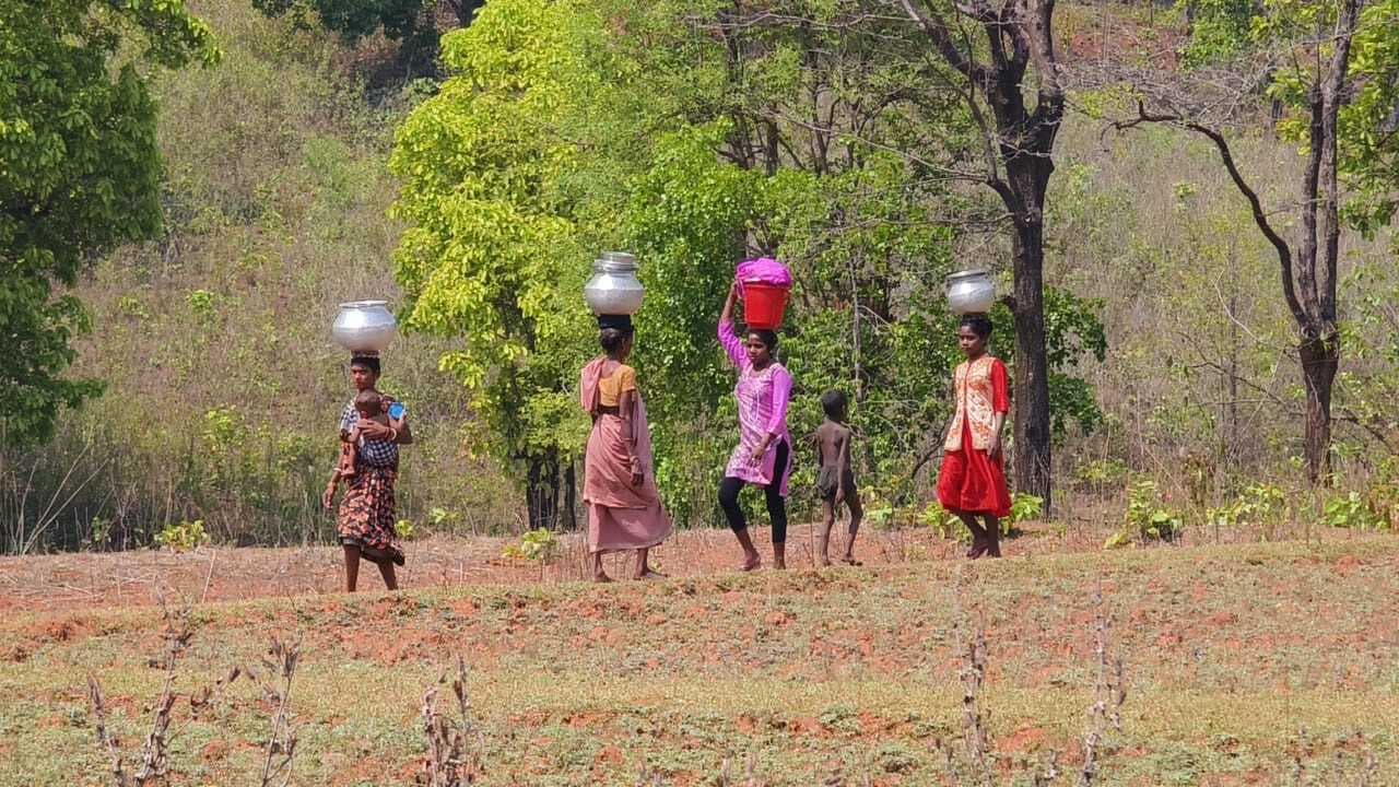 अभी भी पाषाण युग में जीने को अभिशप्त हैं अंतेईटोला गांव के आदिवासी