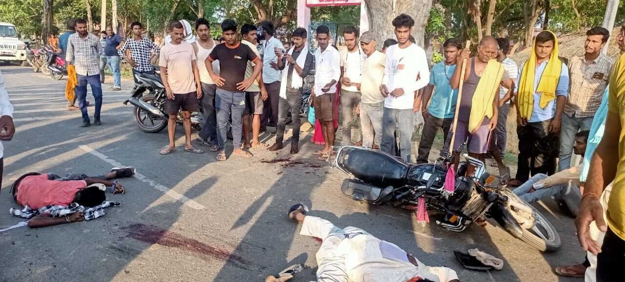 टीपर की टक्कर से बाइक सवार दो युवकों की मौत, एक जख्मी