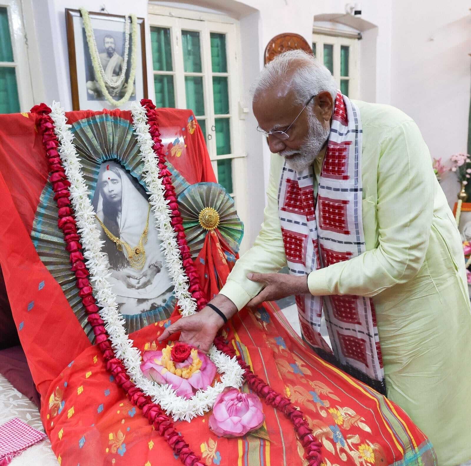 मायेर बाड़ी पहुंचे मोदी, मां शारदा को दी श्रद्धांजलि