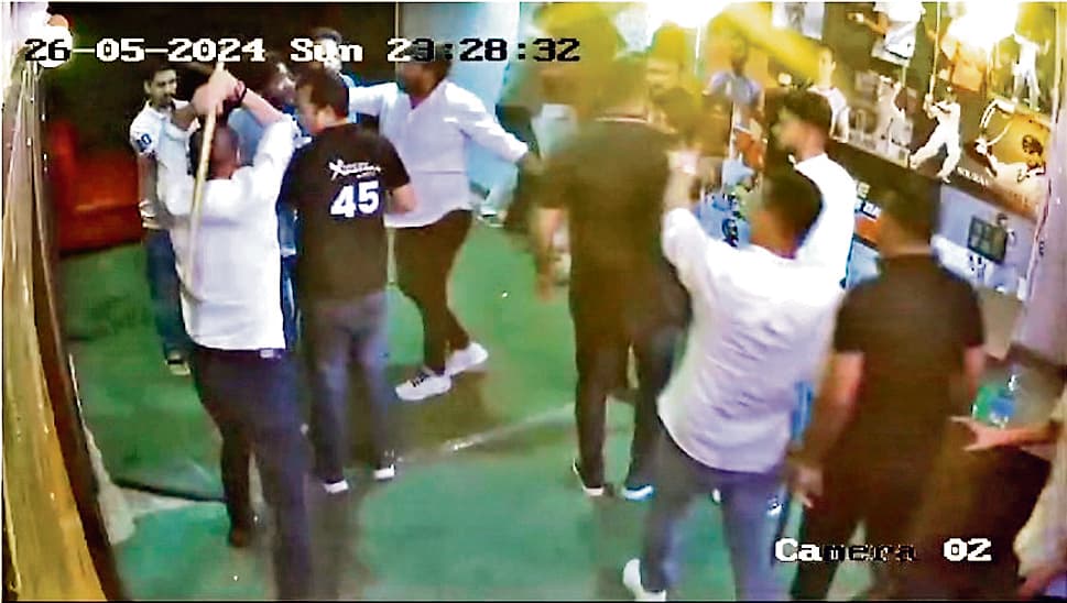 बार के अंदर-बाहर गलियारे में जमकर हुई थी मारपीट, लाठी-डंडे, लात-घूंसे की हुई बौछार