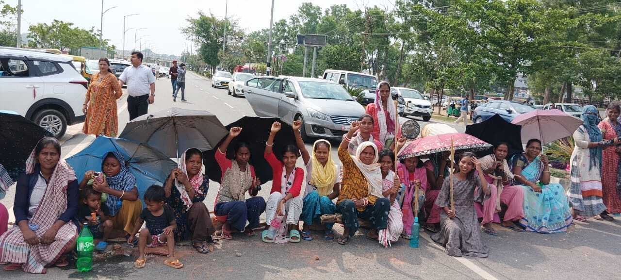 सरना समाज का चबूतरा तोड़े जाने के विरोध में तीन घंटे जाम रहा एयरपोर्ट रोड