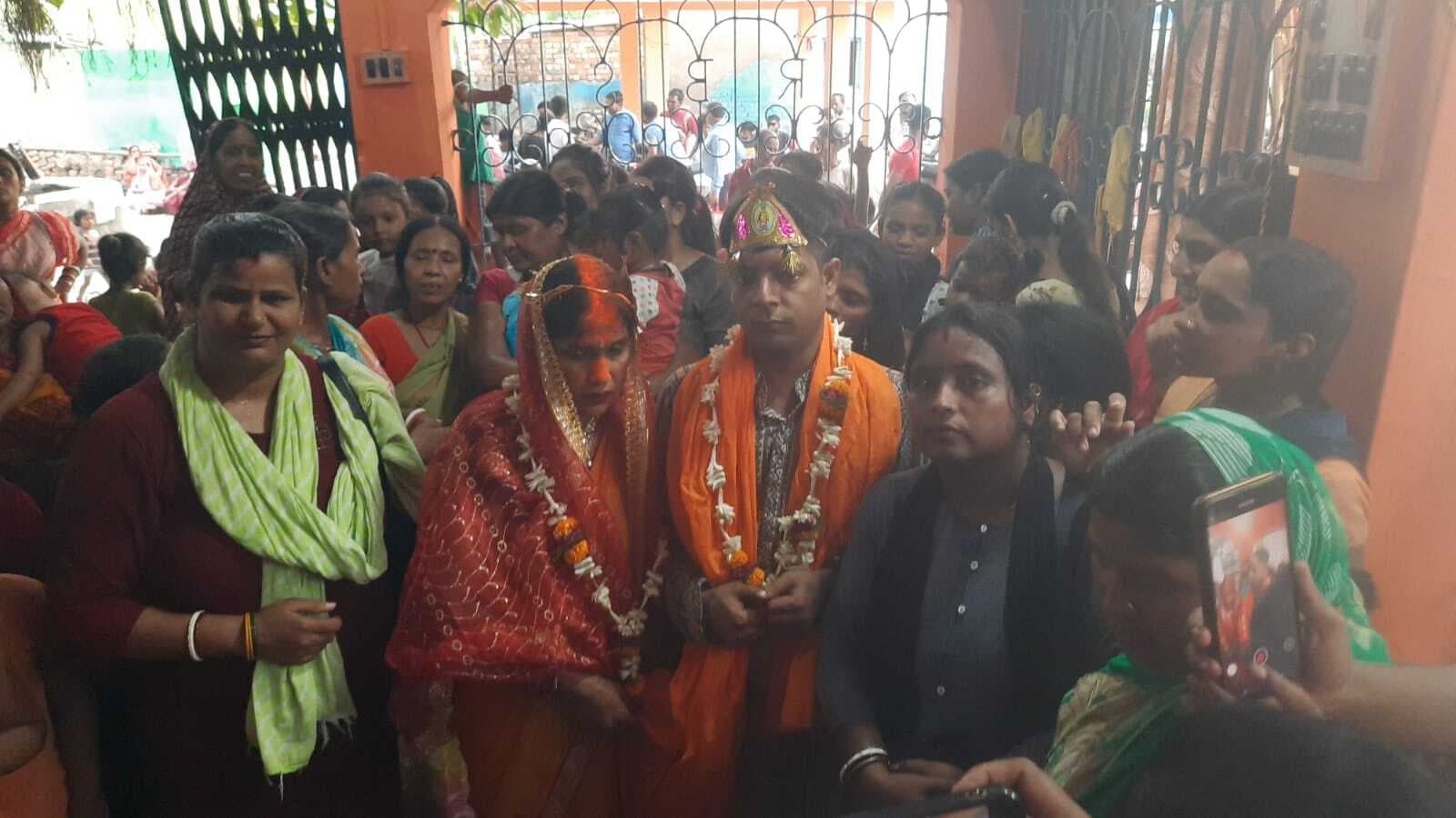 हंगामे के बाद 22 साल के युवक ने 50 साल की मुंबई की महिला से की शादी